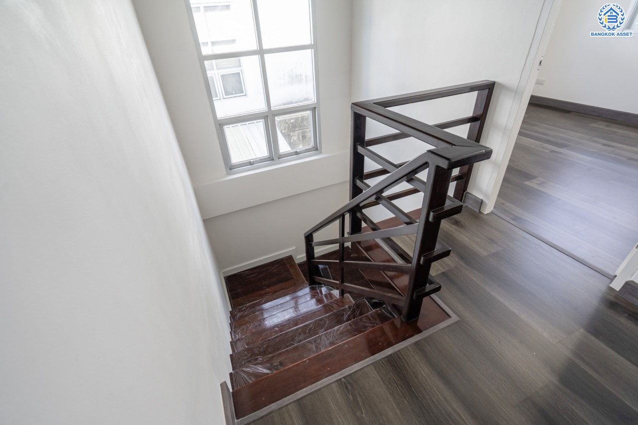 บ้านมือสองตกแต่งใหม่ ม.ปารวีร์ เพชรเกษม63 บ้านแฝดฟังก์ชันระดับบ้านเดี่ยว เนื้อที่ 36 ตร.ว. ฟังก์ชัน 3 ห้องนอน 2 ห้องน้ำ 1 ที่จอดรถ บนพื้นที่ใช้สอย 133 ตร.ม. ทำเลศักยภาพ เชื่อมต่อหลายเส้นทาง ใกล้เดอะมอลล์บางแค จุดขึ้นทางด่วน "พระราม2" และรถไฟฟ้าสายสีน้ำเงิน "สถานีหลักสอง"